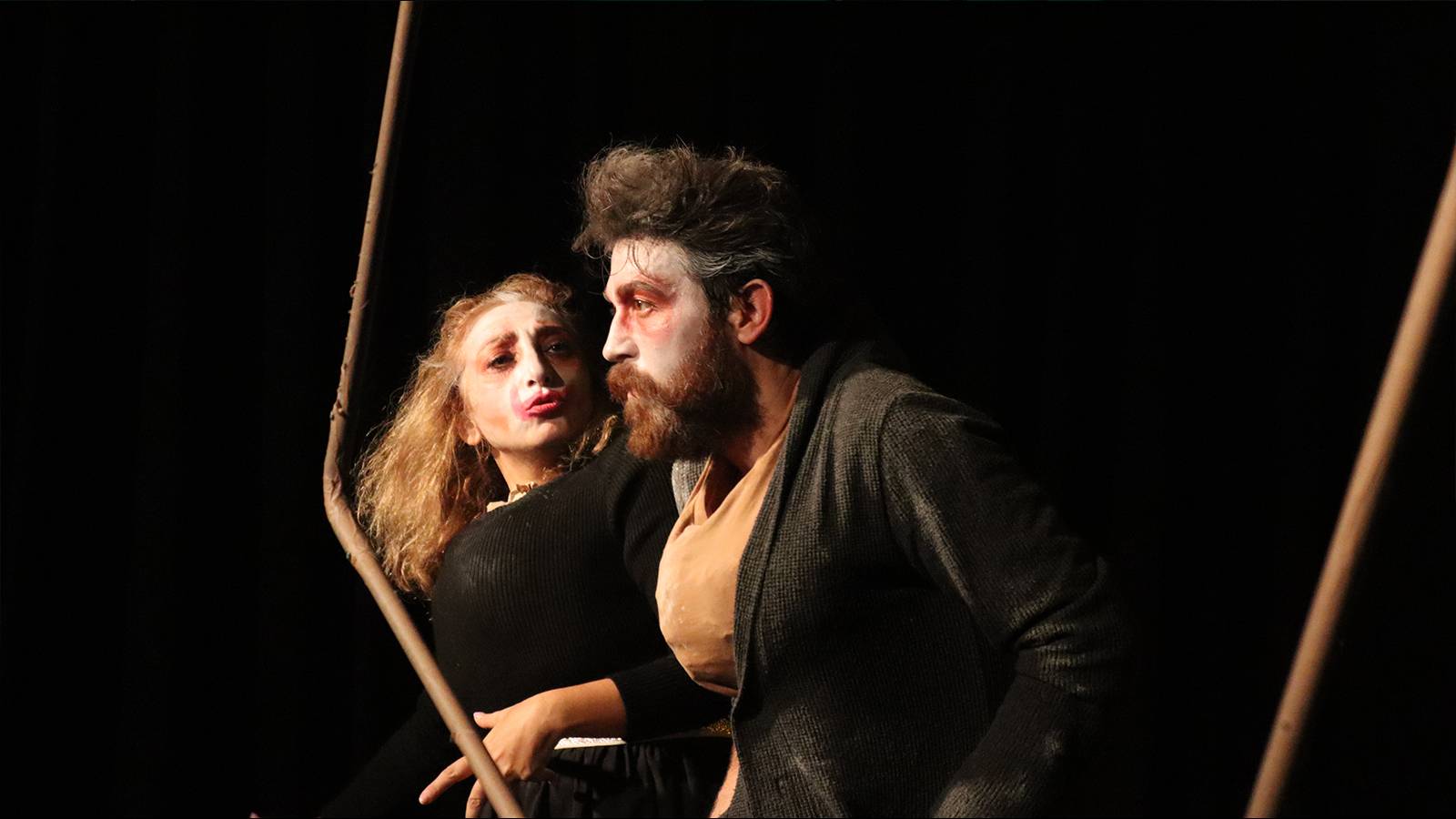 ‘Eve Dönüşler’ oyunu sahnelenmeye devam ediyor