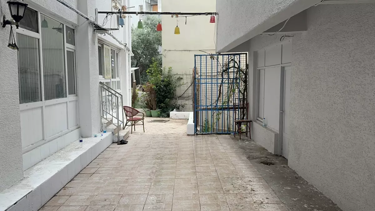 Şarkıcı Güllü, Terastan Düşerek Hayatını Kaybetti