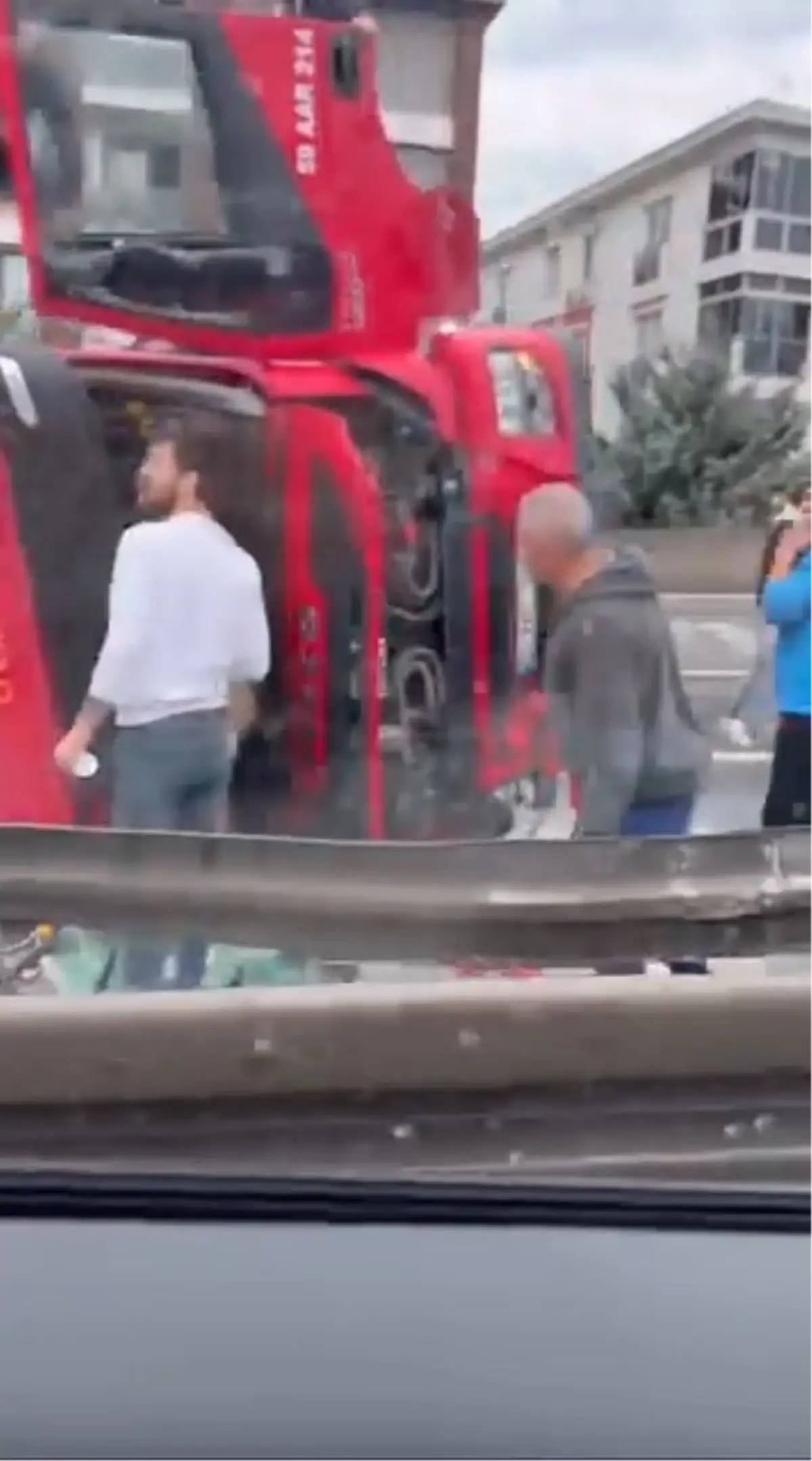 buyukcekmecede tir devrildi yol kapandi 8siuVmIw.jpg