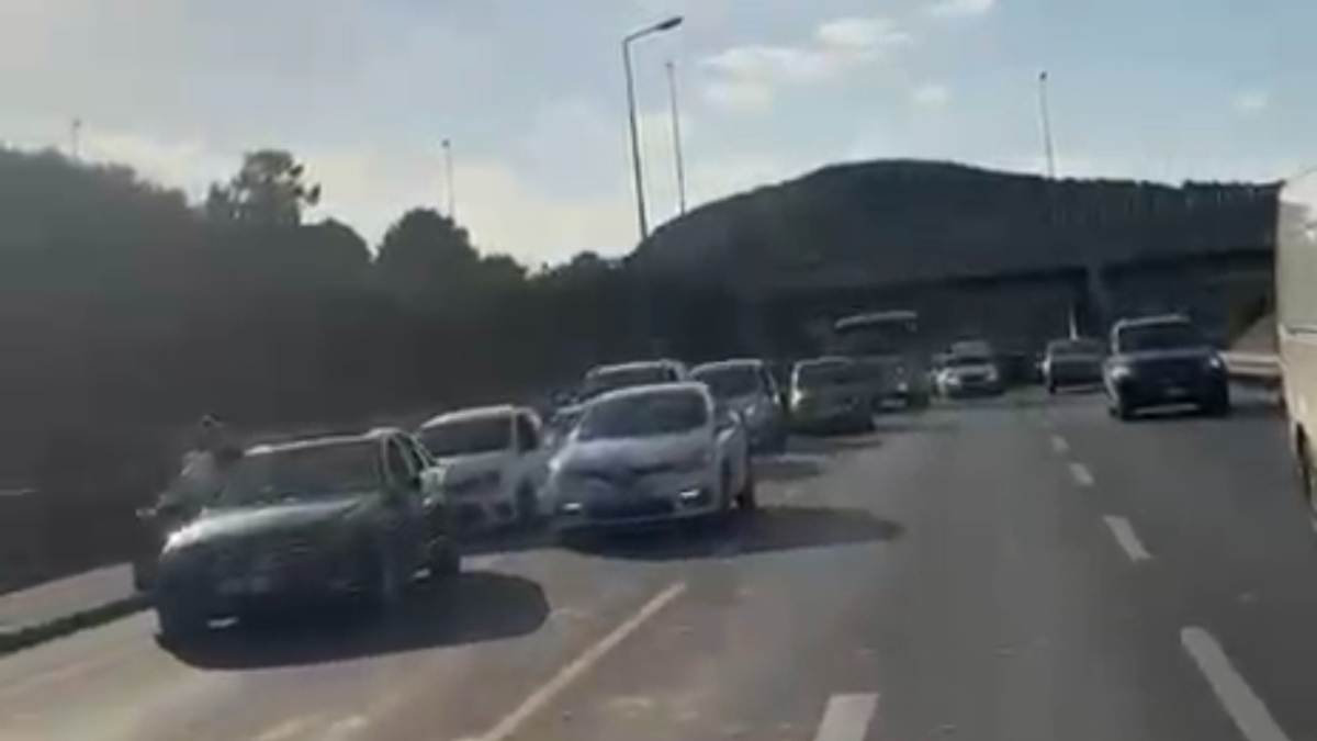 istanbulda dugun konvoyunda magandalar otoyolu trafige kapatip horon oynadi RPFROVqC.jpg