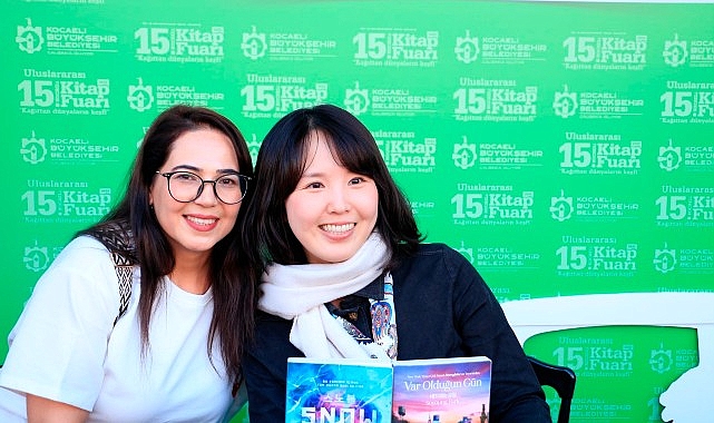 koreli yazar soyoung park kitap fuarinda IOAMvtgp