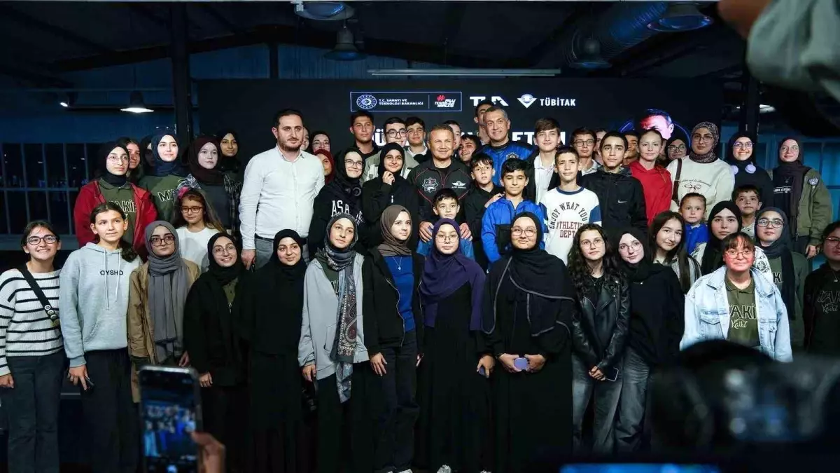 turkiyenin ilk astronotu alper gezeravci ogrencilerle uzay deneyimlerini paylasti NlYyJWdg.jpg