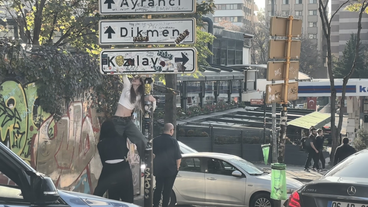 Ankara’da çalınan Kızılay tabelasının yerine yenisi takıldı, polis bölgede önlemlerini artırdı