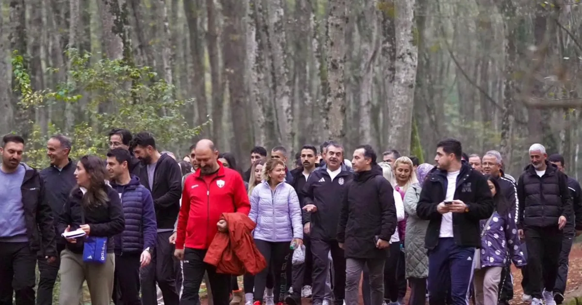 Bakan Tekin Belgrad Ormanı’nda öğretmenlerle yürüdü