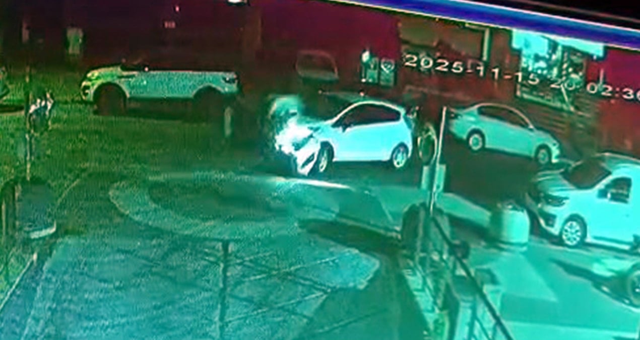 Beylikdüzü’nde hızla ilerleyen motosiklet sürücüsü otomobile çarpıp yere savruldu