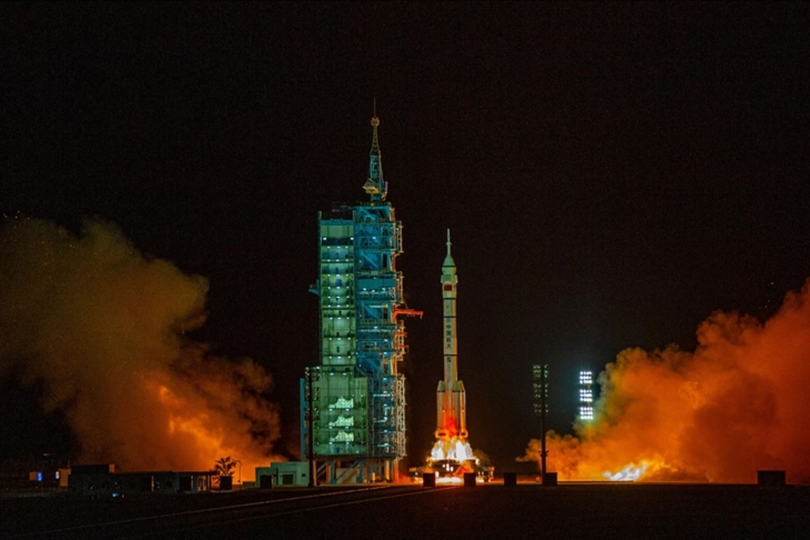Çin, mekik hasarı nedeniyle Dünya’ya dönemeyen taykonotları diğer personel mekiğiyle getiriyor