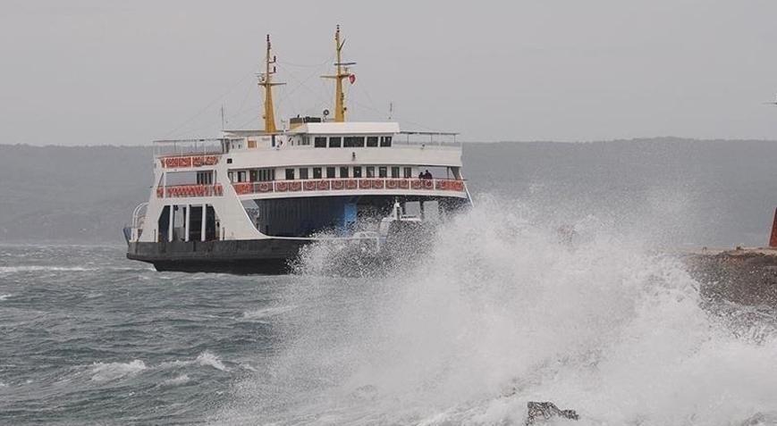 Gökçeada’da feribot seferlerine fırtına engeli