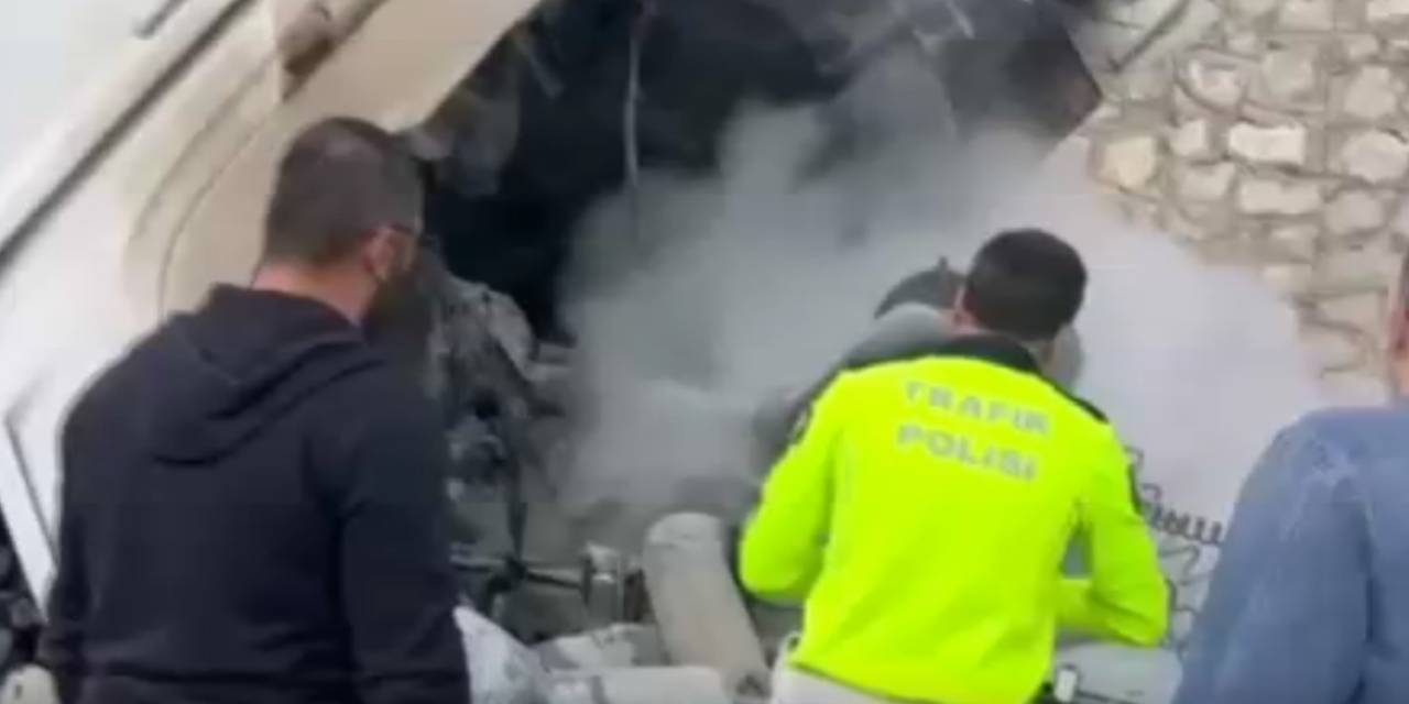 Karayolunda tır alev alev yandı! Polisin müdahalesi kamerada