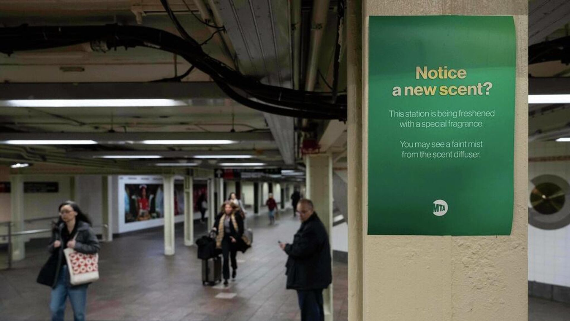 Kokulu reklam metro istasyonunda