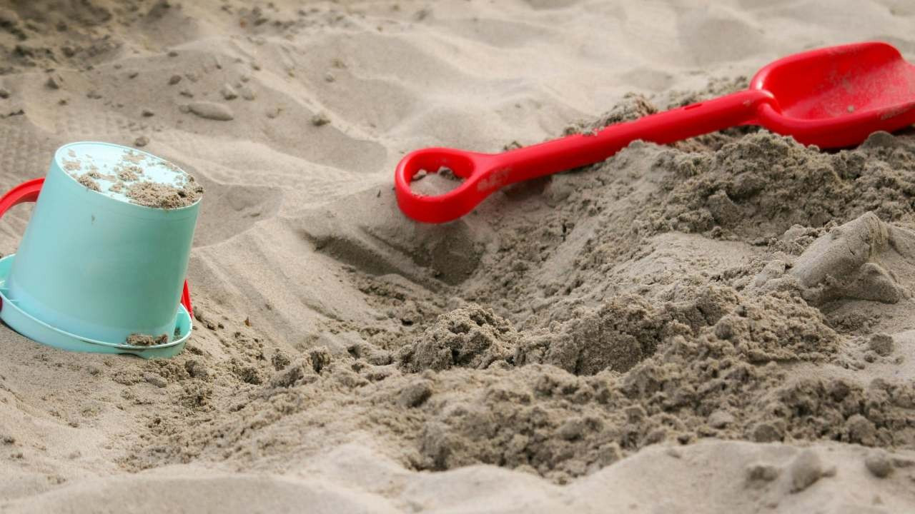 Oyun kumunda asbest tehlikesi: İki ülkede 100’den fazla okul kapatıldı