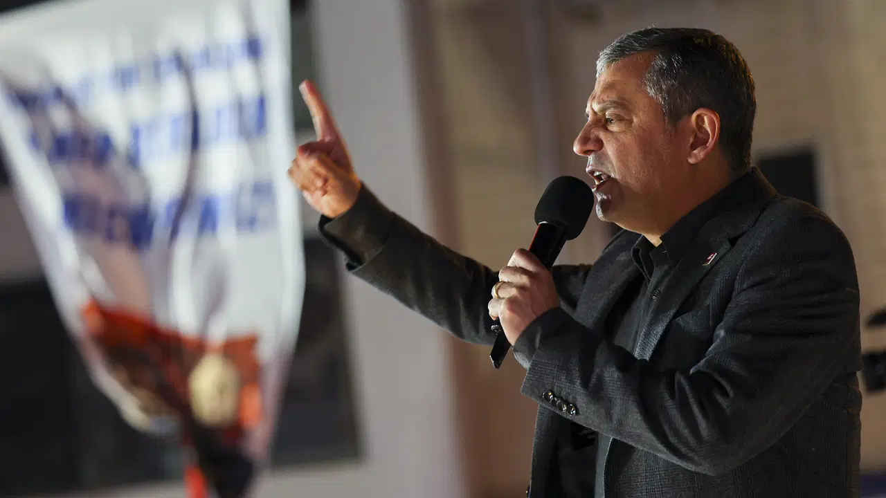 Özel’den sansür tepkisi: ‘Korkanlar kaybeder, cesurlar kazanır!’