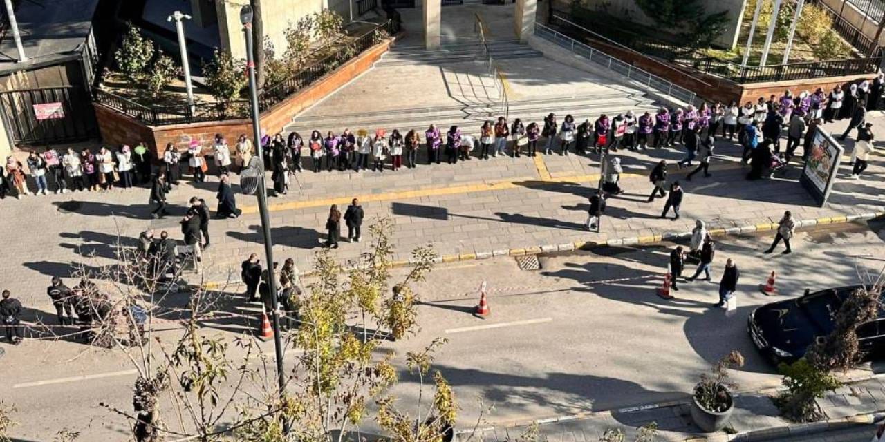 Van’da kadın cinayetlerine karşı insan zinciri