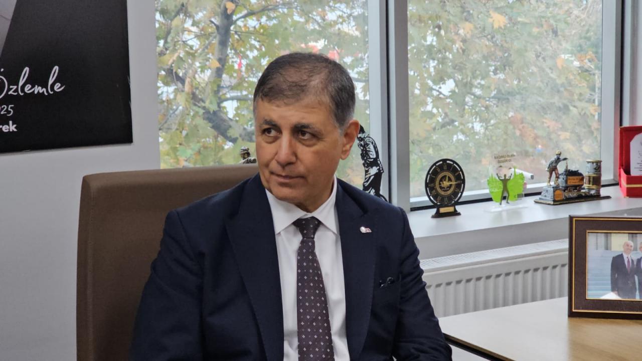 Belediyedeki kriz soruldu! CHP’li Cemil Tugay’dan ‘pes’ dedirten cevap