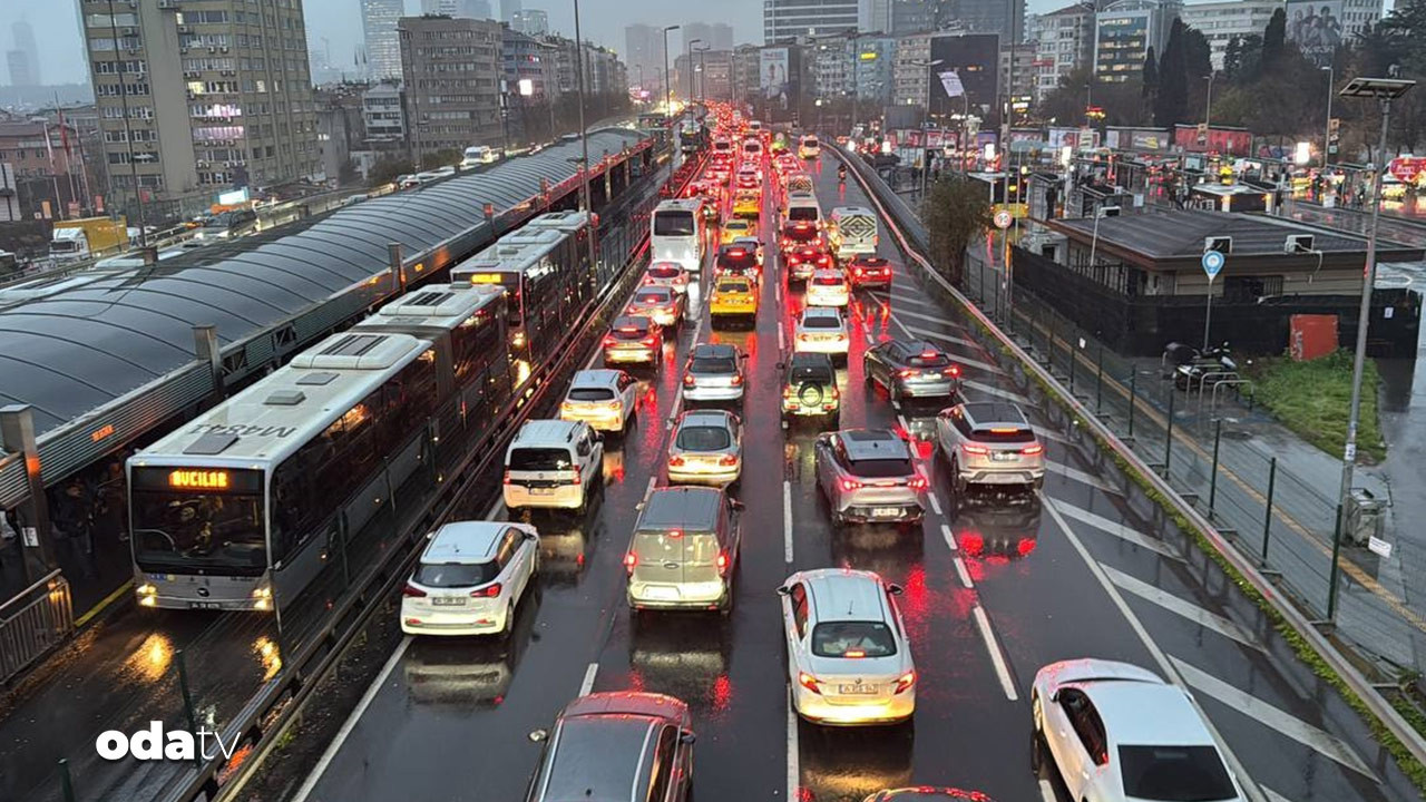 İstanbul’a yağmur değdi… Trafik durma noktasına geldi