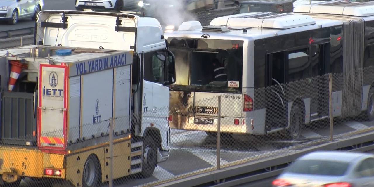 İstanbul’da seyir halindeki metrobüste yangın! Yolcular tahliye edildi