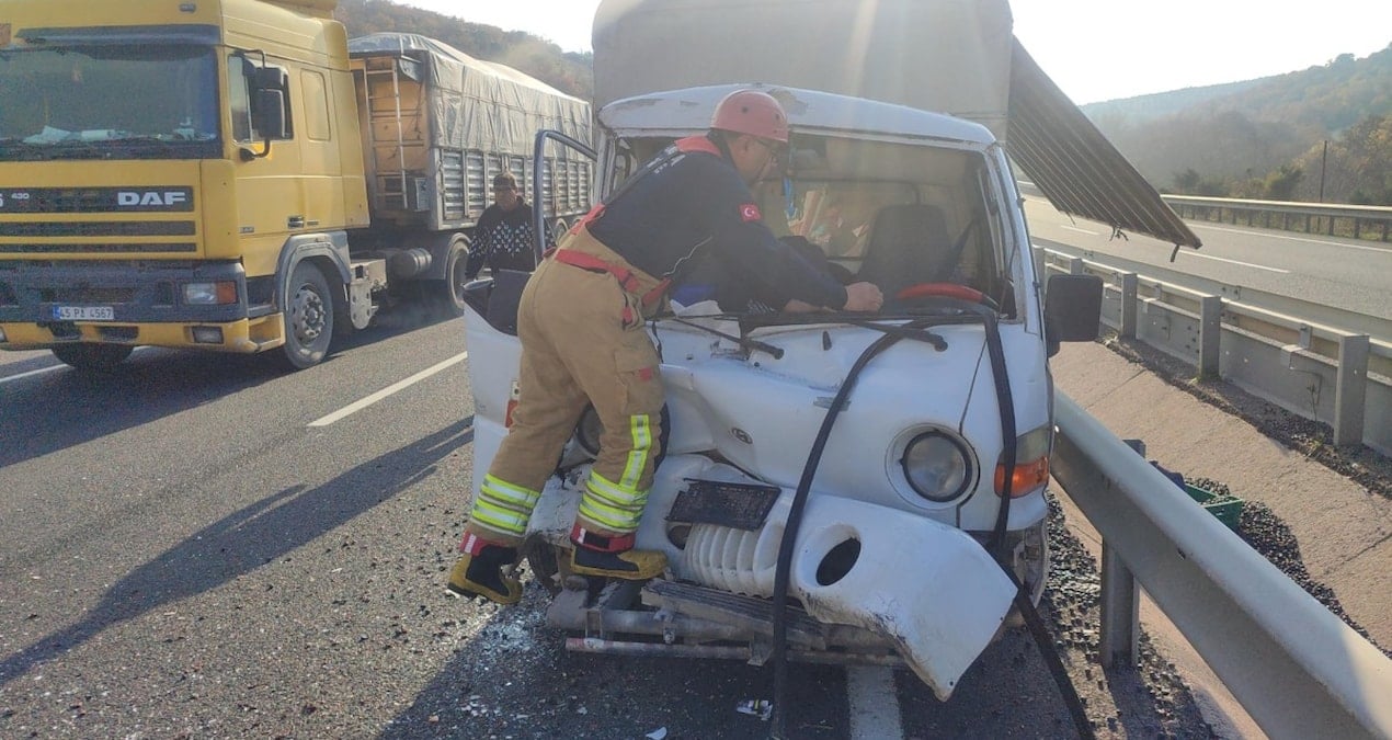 Manisa’da kamyonet ile TIR çarpıştı: 1 ağır yaralı
