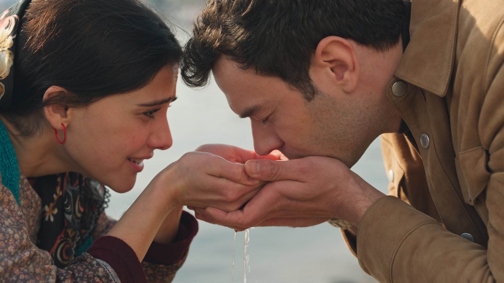 Sevdiğim Sensin’den yeni tanıtım. Dicle ve Erkan’ın İstanbul’a uzanan yolculuğu