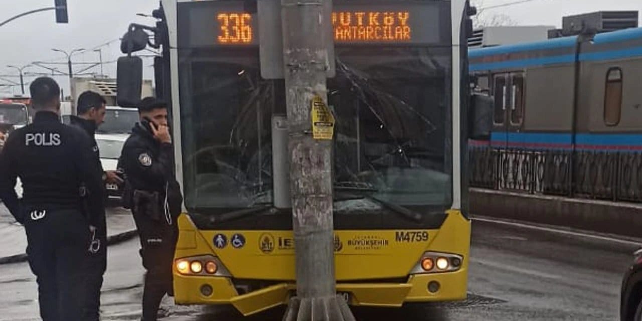 Sultangazi’de İETT otobüsü kayganlaşan yolda kaza yaptı