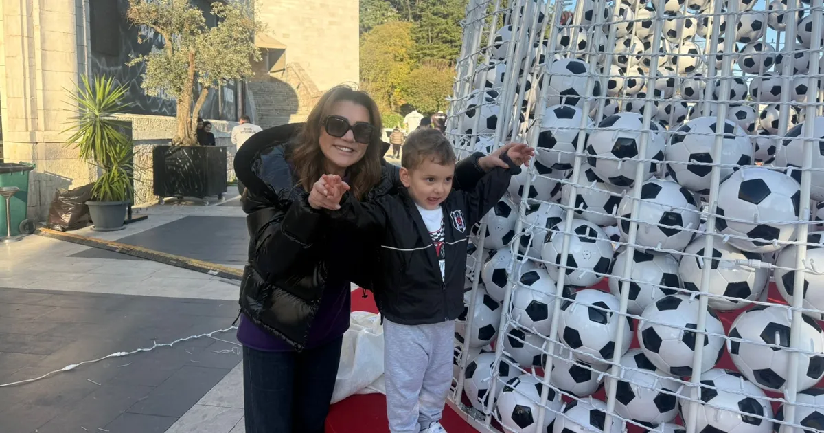 TÜPRAŞ Stadyumu’nda 2 bin toptan oluşan yılbaşı ağacı