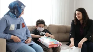 evde-egitim-goren-ozel-cocuklara-23-nisan-surprizi-jAPuQ7Md