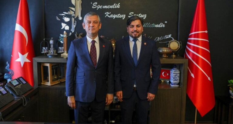 sokak-roportajcisi-arif-kocabiyik-chpye-katildi-NuMxkTDP