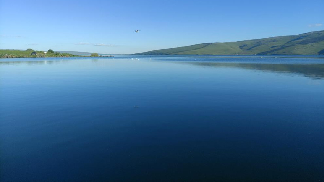 Ardahan’da sıcaktan bunalan gençler Çıldır Gölü’ne giriyor Haber gorseli