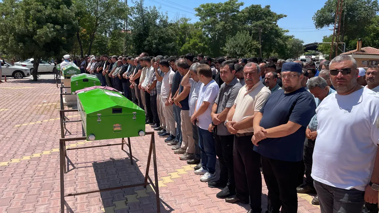 Bir aile yok oldu… Antalya’daki feci kazada hayatını kaybeden 5 kişi son yolculuğuna uğurlandı